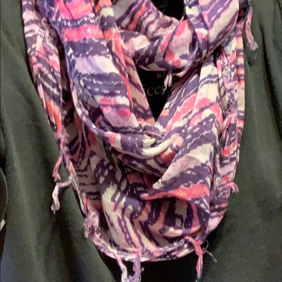 American Eagle light weight scarf - Picture 4 of 7
